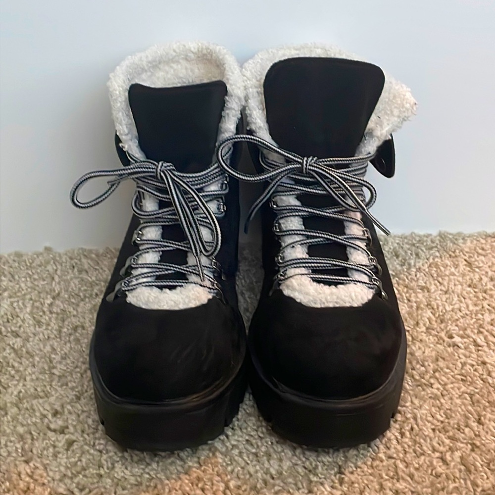 Size 7 Winter Boots.